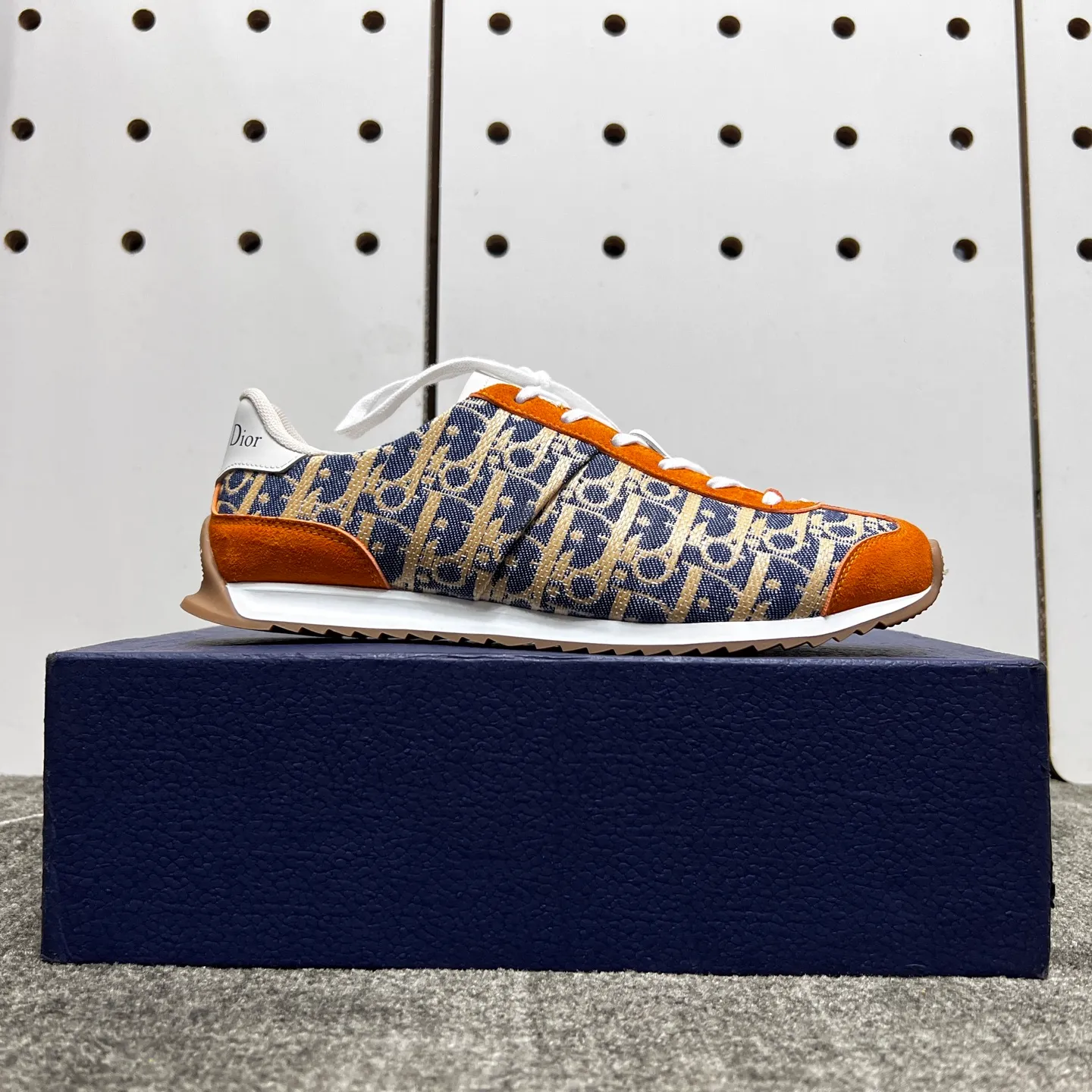 Factory price: 420💰【DIAo•Dior】Original quality.~ Unique modern style sneakers. 🏃A must-have casual shoe for trendy men😍😍 Original brand imported from Italy, imported original leather, sheep lining (refuses to discolor and grind feet) Sole: Original sole provided by the original factory, French lazy style design ⚠️Fit to the feet, original quality, super comfortable original sole. It’s like shooting the real thing 🎬The real thing is better, high-quality sneakers, size: 38-44, custom-made 45